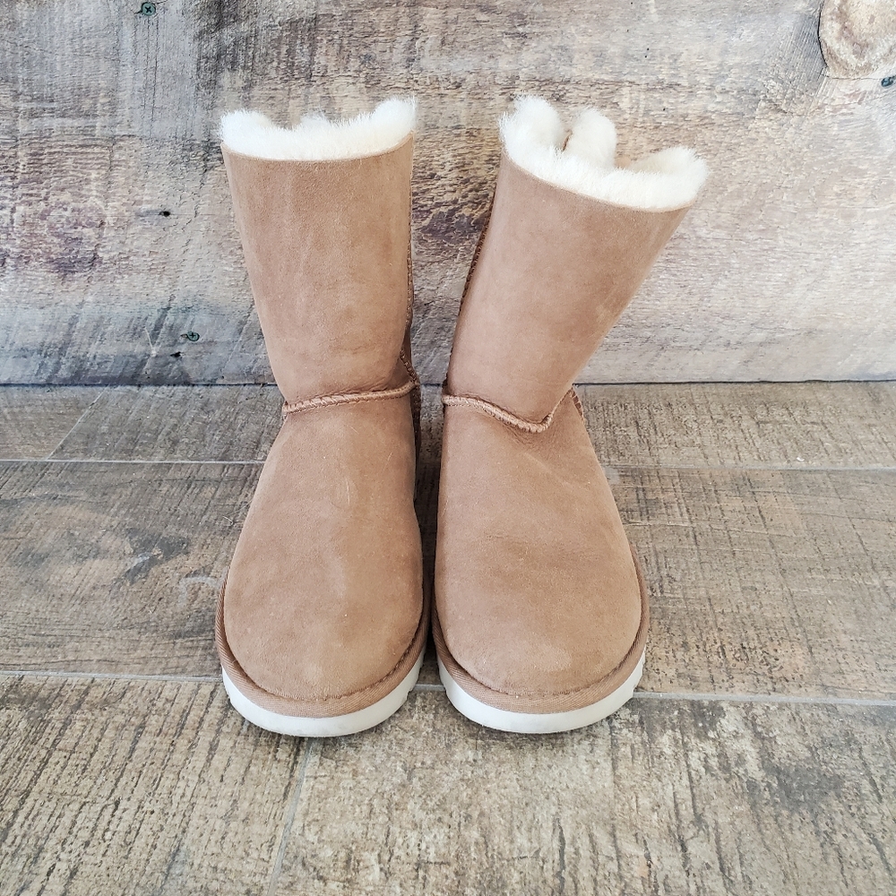 UGG Short Suede Bow Sz 7